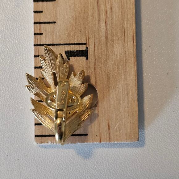 Crown Trifari Gold Tone Leaf Clip On Earrings - Picture 6 of 7